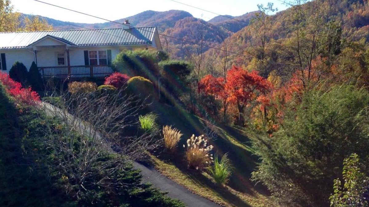 Maggie Valley House | ABOVE AVERAGE GETAWAY WITH A GREAT MTN VIEW