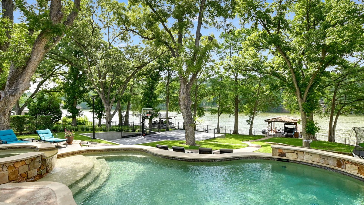 Lower Basin Lake Travis House | Above Casa TranquilityI Lake Austin I Pool&Spa l PickleBall I Family Fun