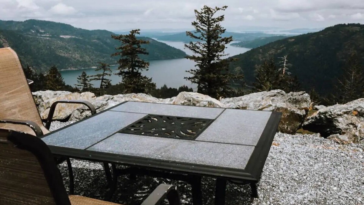 Malahat House | Above It All 1 Bedroom Suite