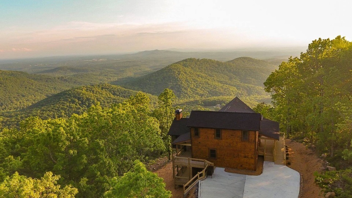Jasper Cabin | Above The Clouds | Talking Rock, GA