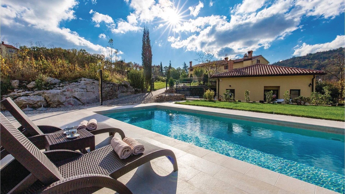 Rukavac House | Above the Kvarner Bay, away from the city noise, is this semi-detached house.