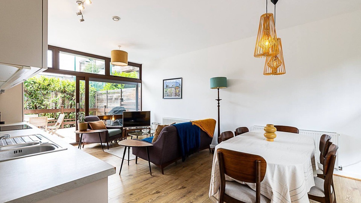 Prince's Apartment | ABR - Spacious 2 -Bed Patio Retreat in Kennington