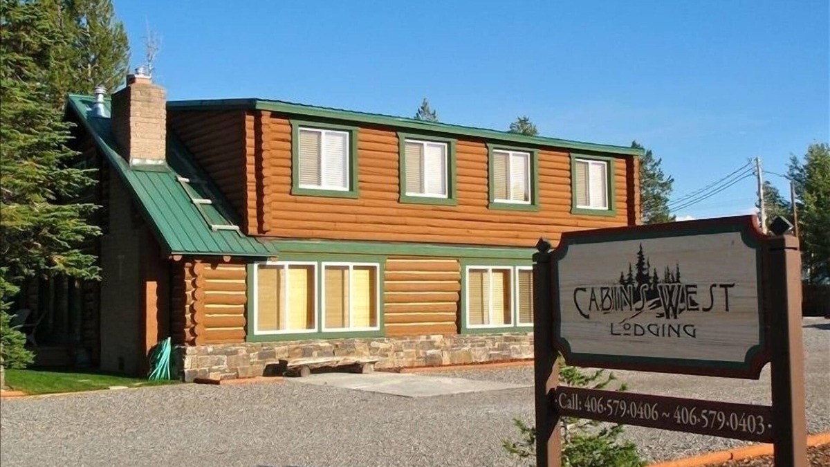 West Yellowstone Cabin | Absaroka Cabin, Sleeps up to 14, 5 Blocks from Yellowstone's West Entrance.