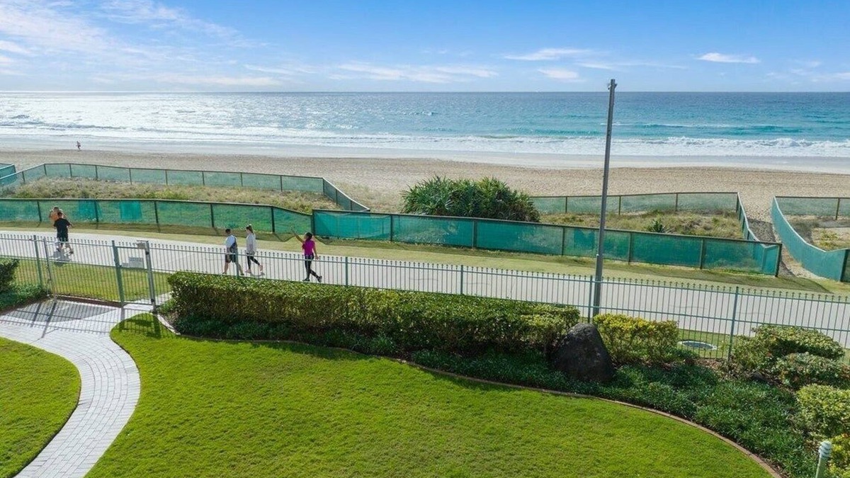 Gold Coast Apartment | Absolute Beachfront Apartment 3B Pool Spa