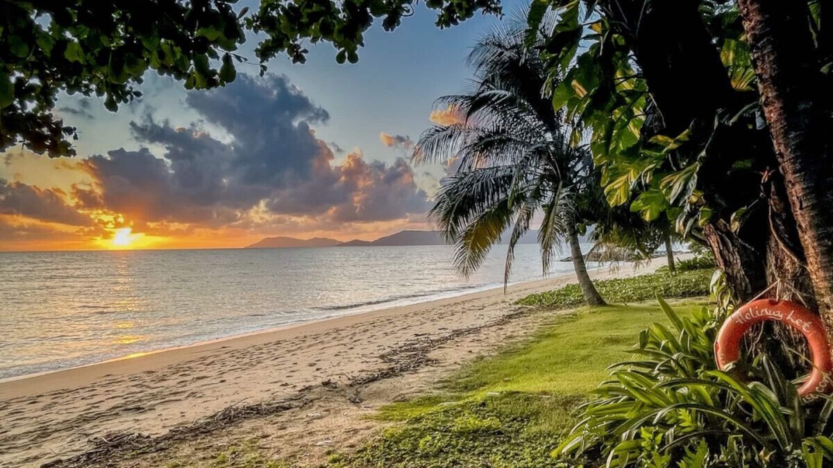 Holloways Beach House | Absolute Beachfront Paradise Private 'Drift Beach