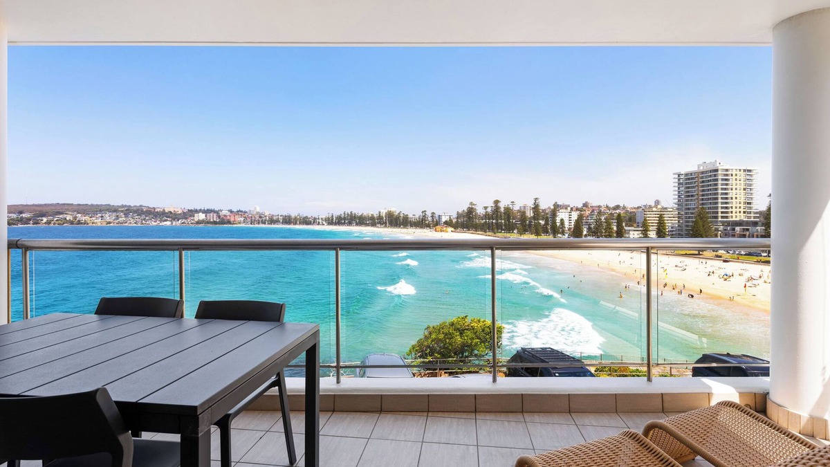 Queenscliff Apartment | Absolute Beachfront, Stunning Manly Beach Views