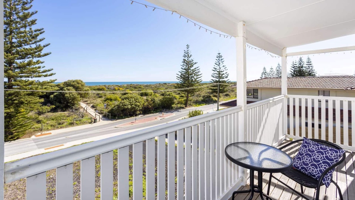 Singleton House | Absolute Beachfront! 2 Storey Beach House! 4 Bedrooms, 2 Kitchens. Pet friendly!