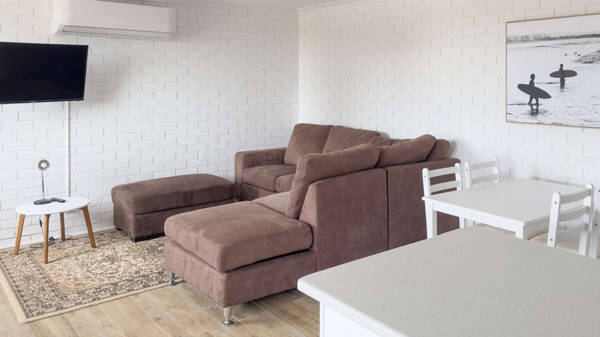 Singleton Apartment | Absolute beachfront! Freshly renovated beachy apartment. Free WIFI