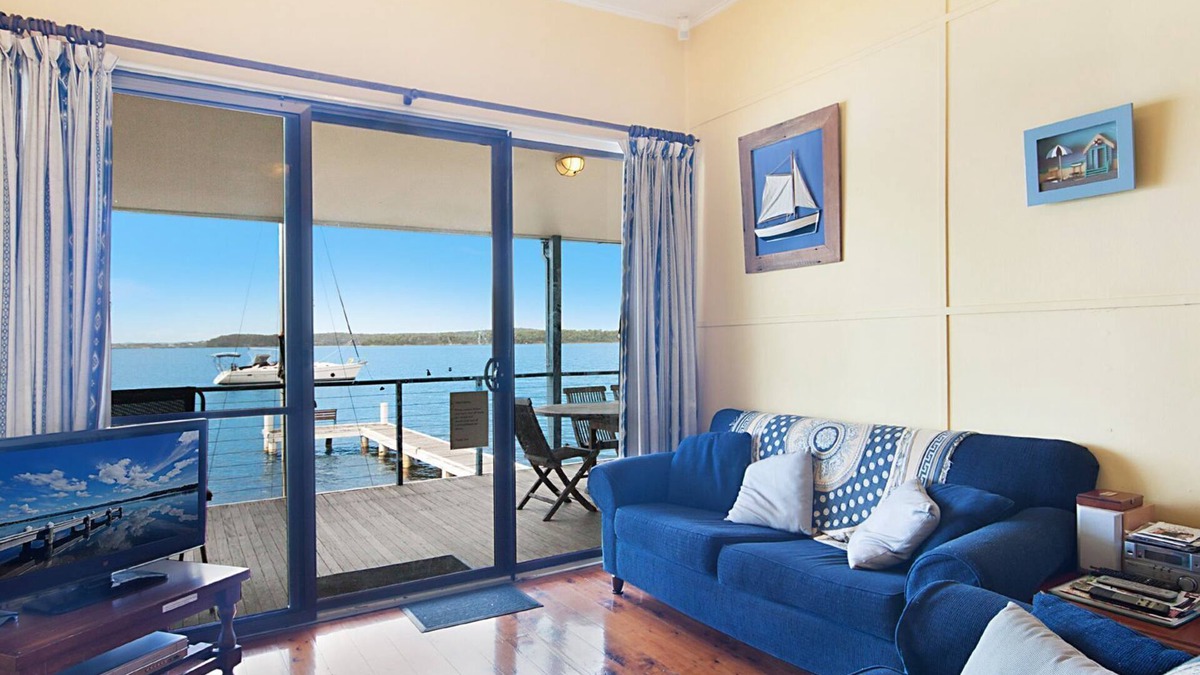 Sunshine House | Absolute water front with private jetty! Sunshine Cottage on Lake Macquarie