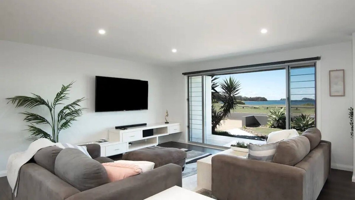 Maloneys Beach House | Absolute Waterfront, Amazing Views, Maloneys Beach
