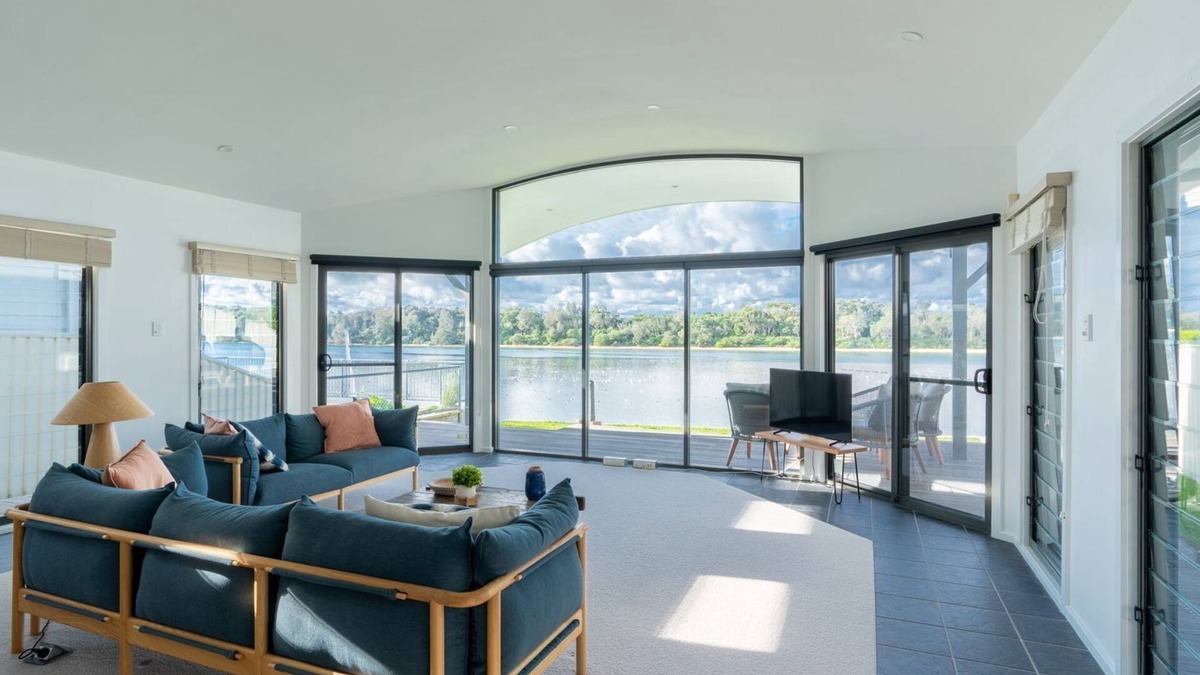 Minnamurra House | Absolute waterfront beach house
