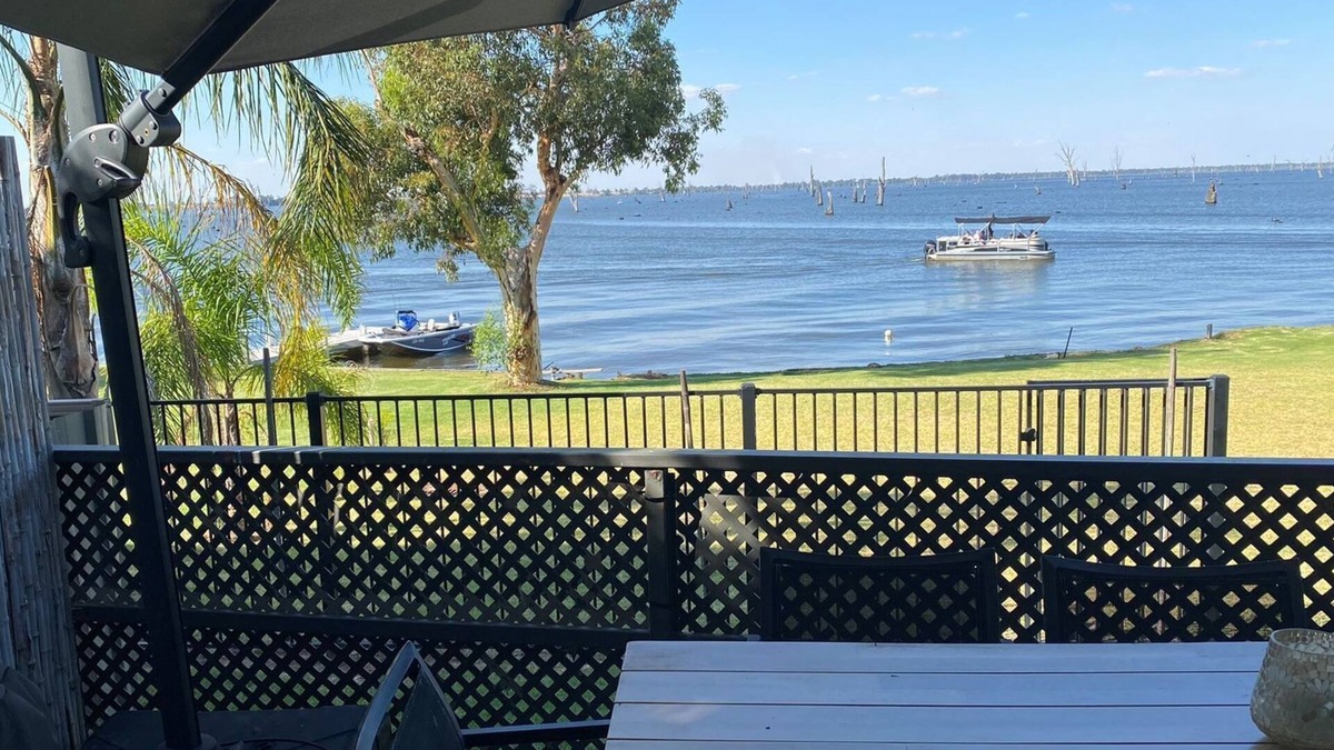 Yarrawonga House | Absolute Waterfront at Woodlands