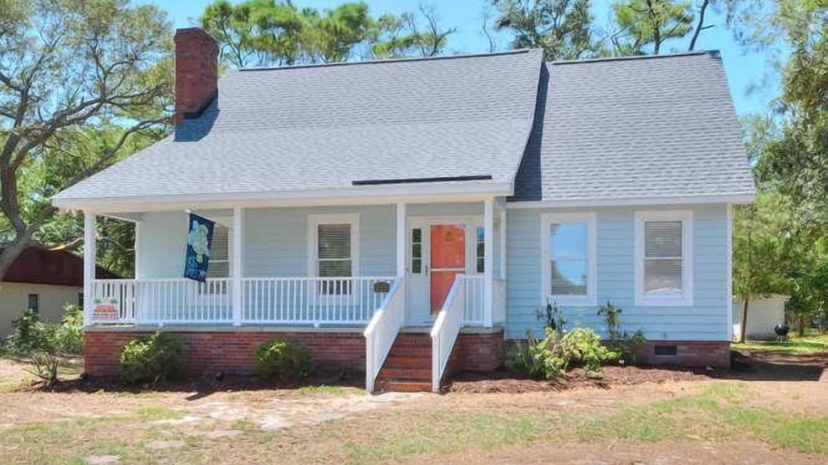 Yaupon Beach House | Absolutely Beautiful 3 BR/2.5 BA Beach Cottage-1 Minute to BEACH-PETS-Sleeps 8