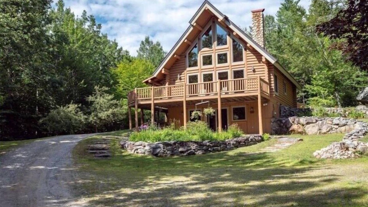 Locke Mills Ski Chalet | Abundant Light with Hot Tub, King Bed, and Wood stove-18 Minutes to Sunday River