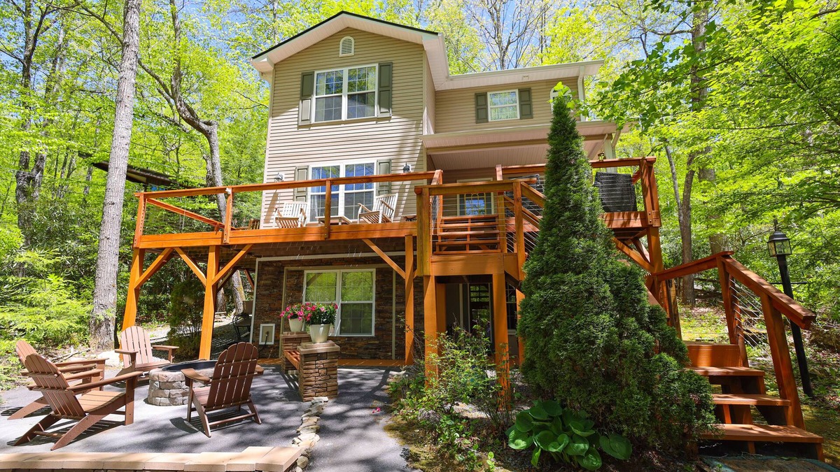 Black Mountain House | Abundant Peace | Montreat Home with Fire Pit, Gas Grill & Mountain Views!