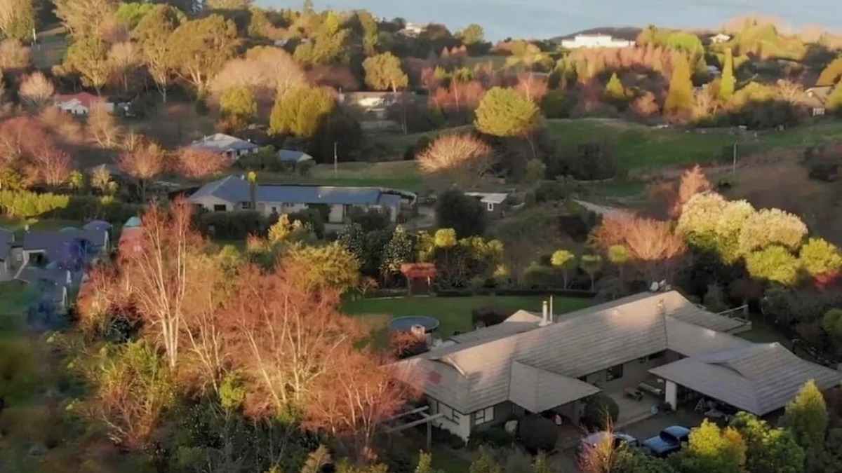 Acacia Bay House | Acacia Bay Lodge: Lakeview & Private Garden View Manor in Taupo