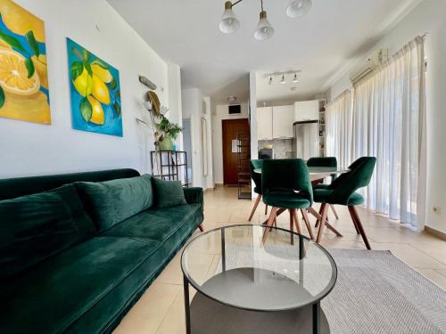 Denovici Apartment | Acacia Hills B1
