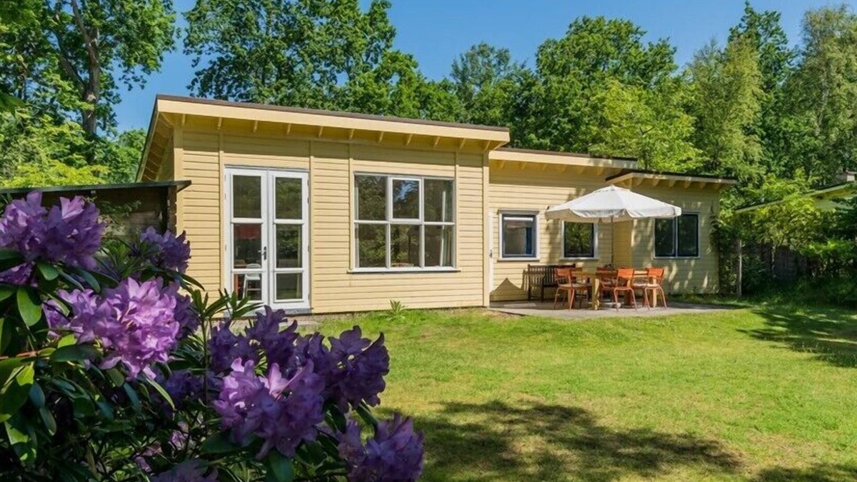 Nieuw-Haamstede House | Acacialaan 10 vacation in a modern bungalow in nature