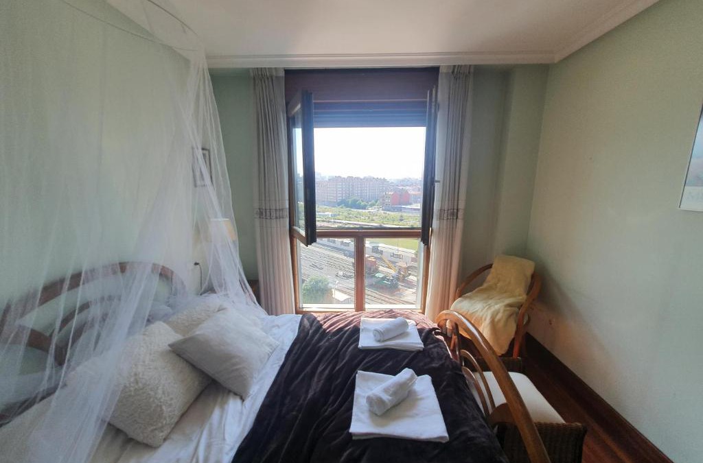Distrito Oeste Apartment | Acacias - Piso amplio en Playa de Poniente para 6 personas con garaje - VUT-2654-AS