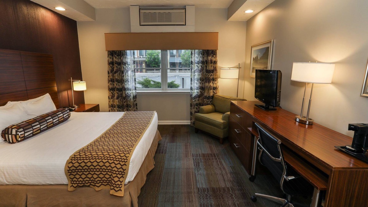 Fairfield Cabin | Accessible King Rm w/Sofa Bed + Outdoor Area