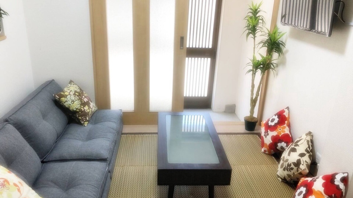 Konohana House | Accommodates 6 people, 45 ㎡ renovated on 2 floors, 3 min. walk from station, 5 min. to USJJ, 5 min. to Umeda, 8 min. to Namba by train, Wifi