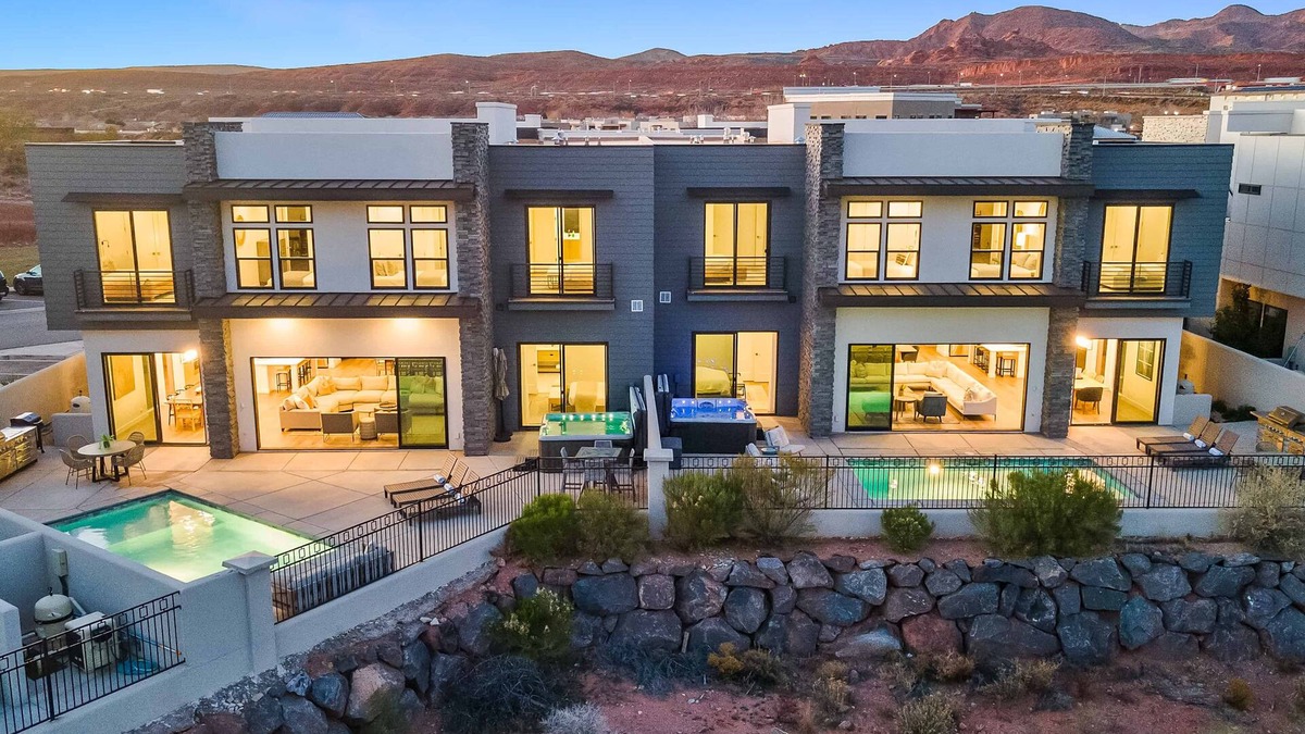 Washington House | Ace on the 8th: 2 Private Pools - Fall Break Availability!