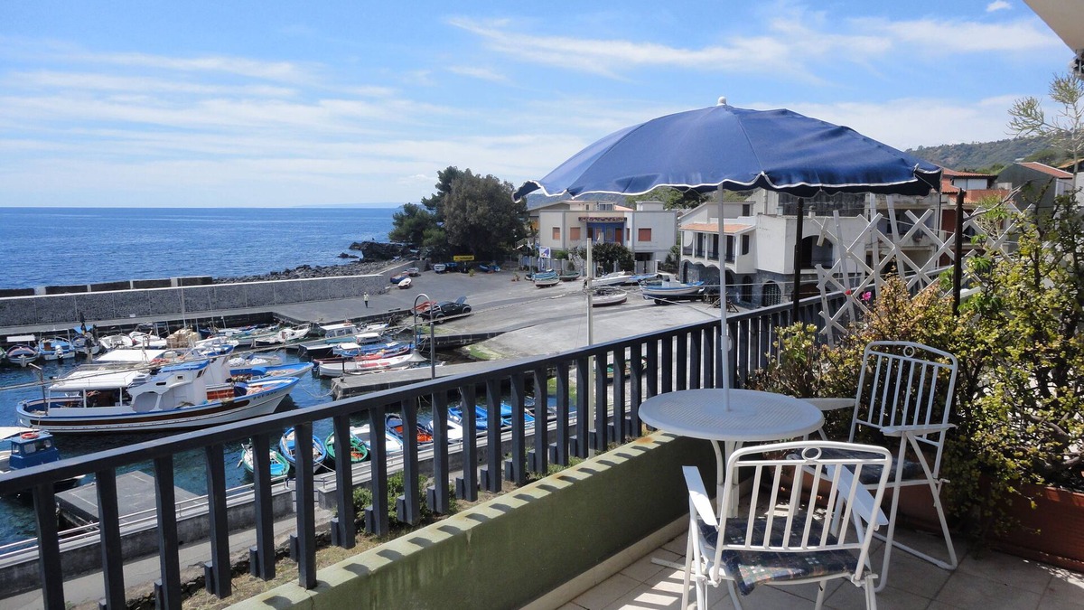 Stazzo Apartment | Acirealevacanze - Romantic room by the sea!