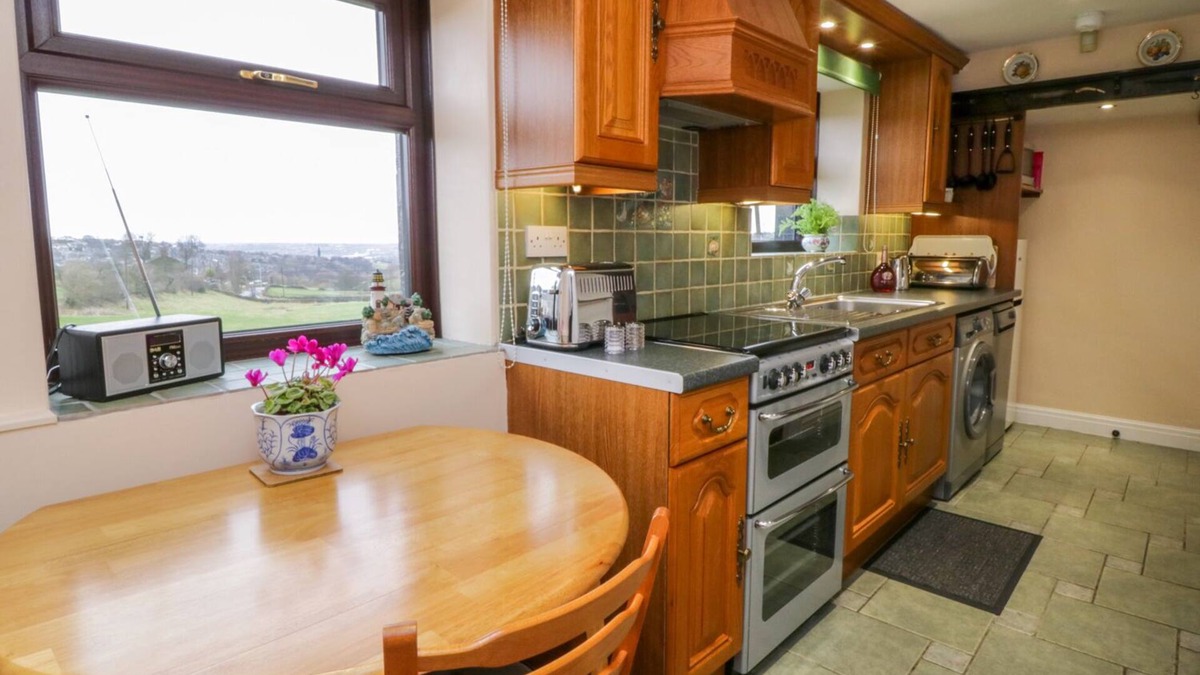 Ogden Cottage | ACORN COTTAGE, with a garden in Thornton, West Yorkshire