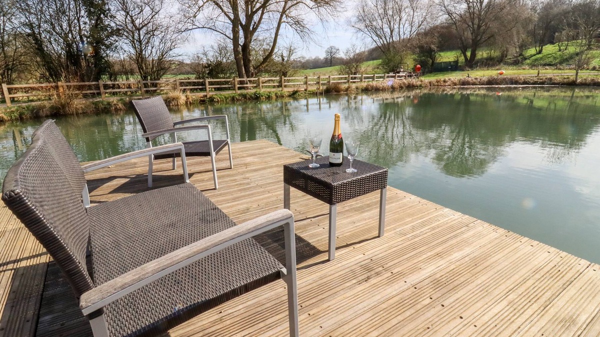 Thorpe Cottage | Acorn Lodge At Bridge Lake Farm & Fishery