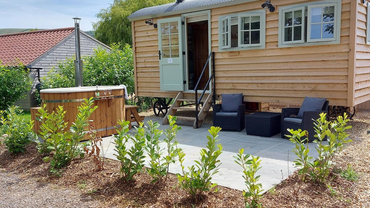 Weston-super-Mare Cottage | ACORN, romantic, with hot tub in Bleadon
