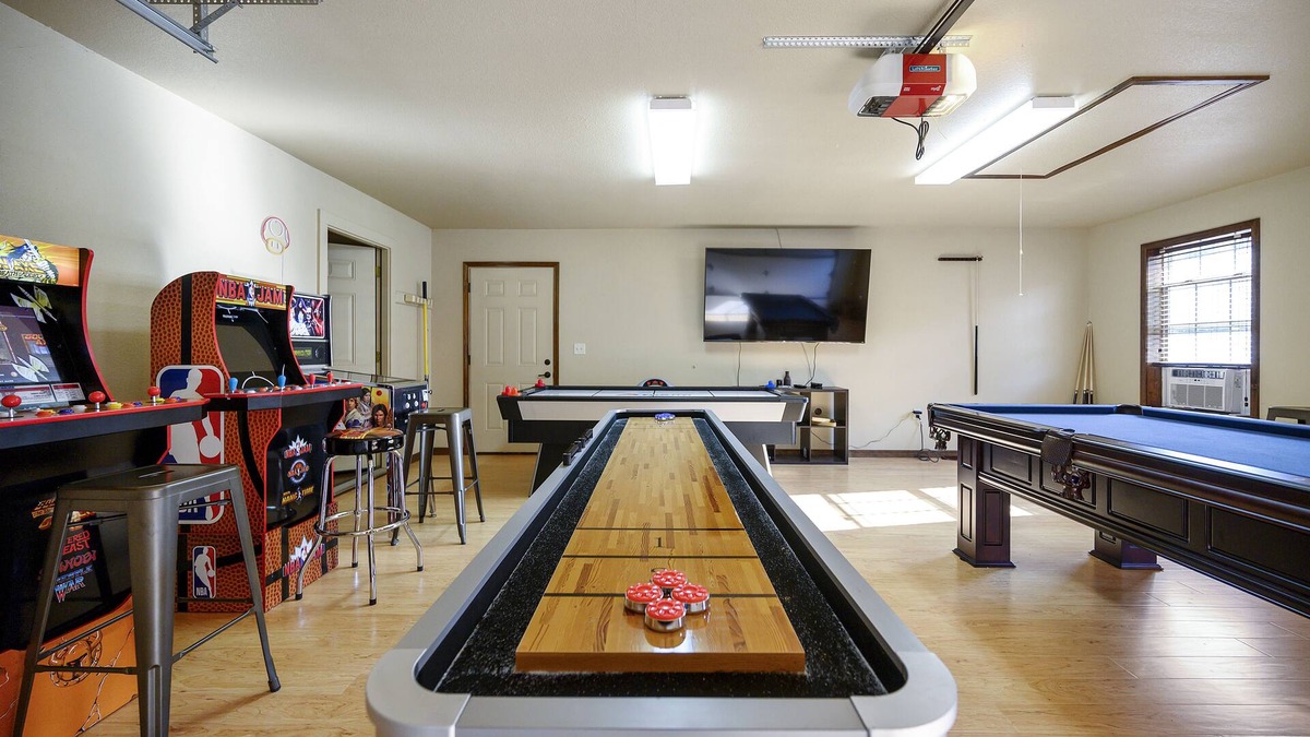 Broken Bow Cabin | Acres BEST GAME Rm Sleeps 8 - 2 acre- Hot tub, Fire Pit
