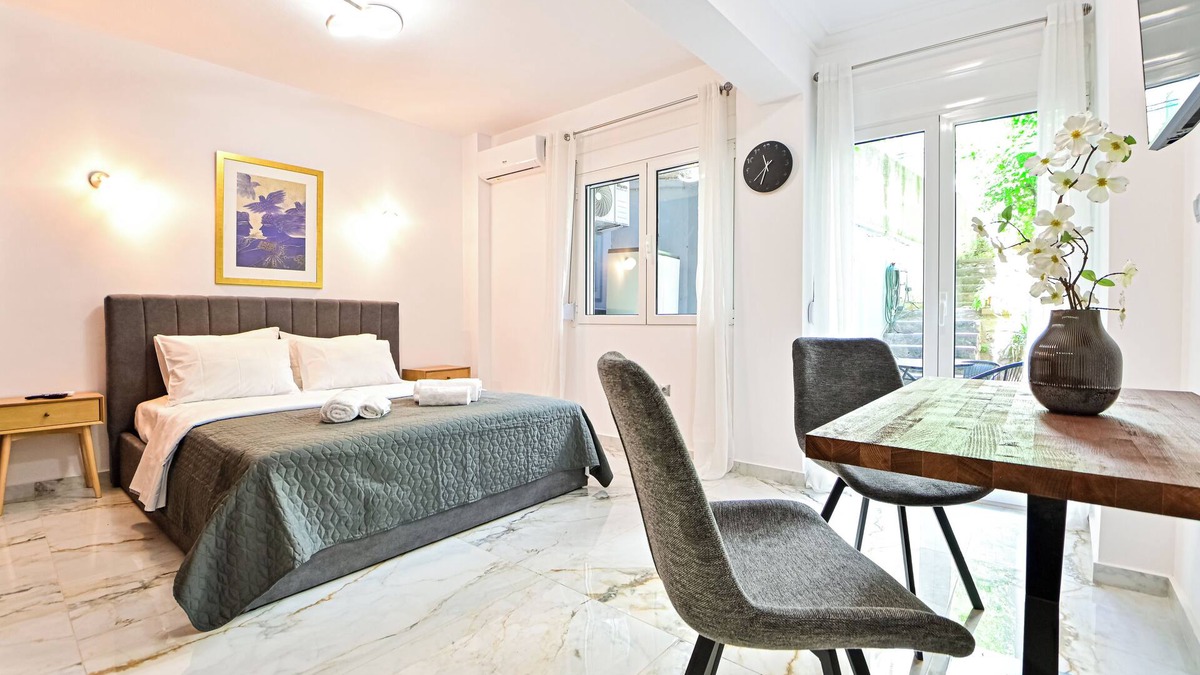 Kinosargous Apartment | Acropolis Luxurious Apartment! Backyard Garden, WiFi, Office Desk, AC, Metro