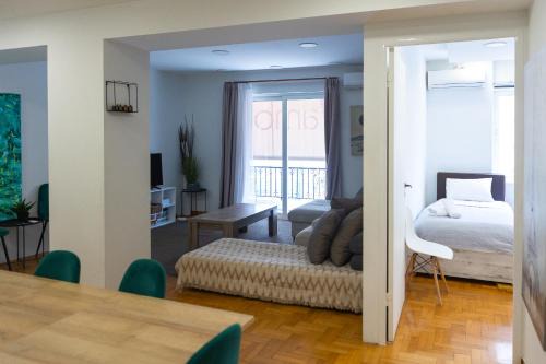 Omonia Apartment | Acropolis View 4-BD Central Apartment