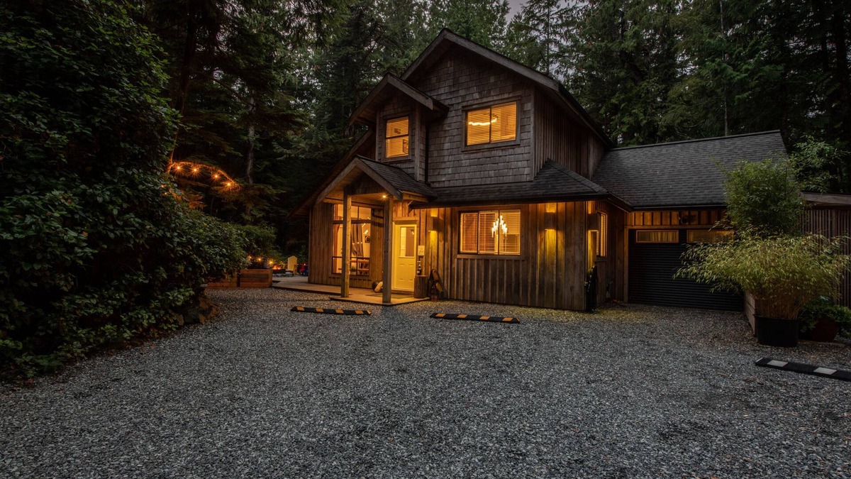 Tofino House | Across From Cox Bay with Hot Tub!
