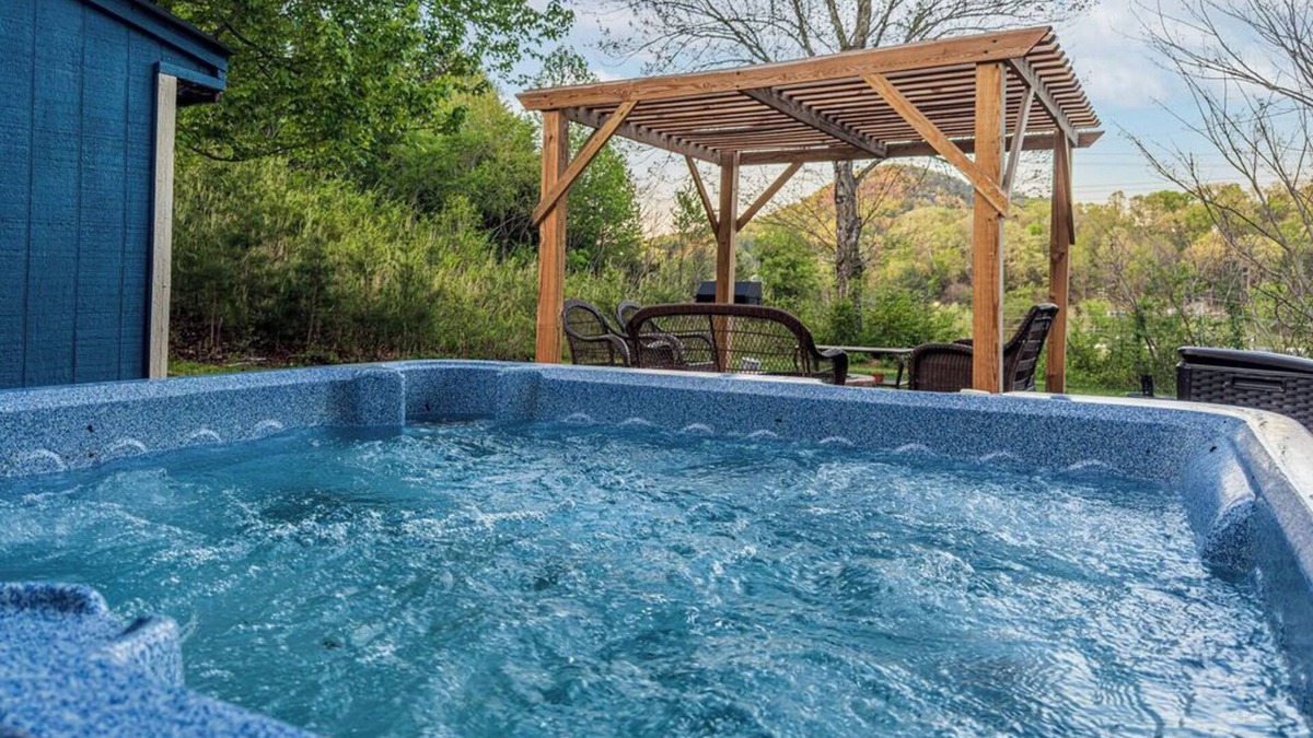 Pigeon Forge Cottage | Across from Dollywood w/FREE Dollywood ticket, pets ok w/fee, arcade, hot tub