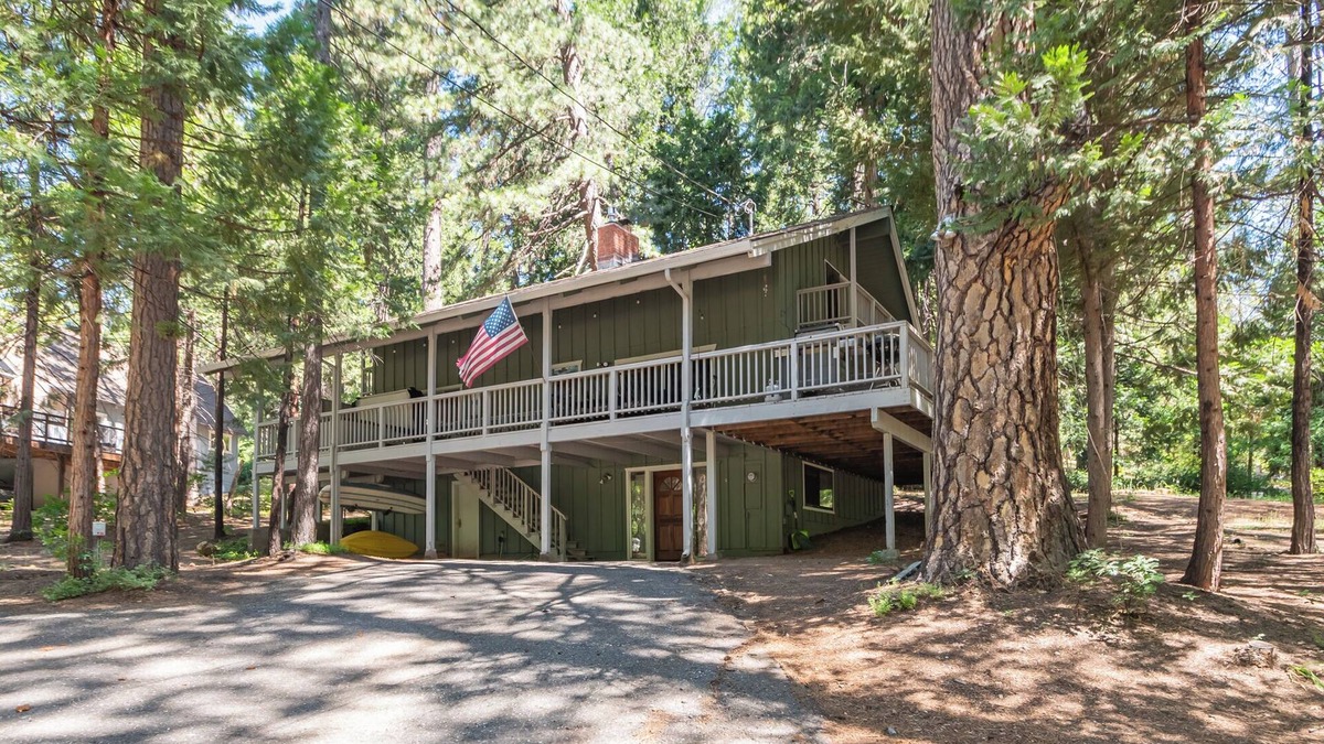 Glencoe Cabin | ACROSS FROM LAKEMONT PINES LAKE SLEEPS 16 W/HOT TUB, PET FRIENDLY
