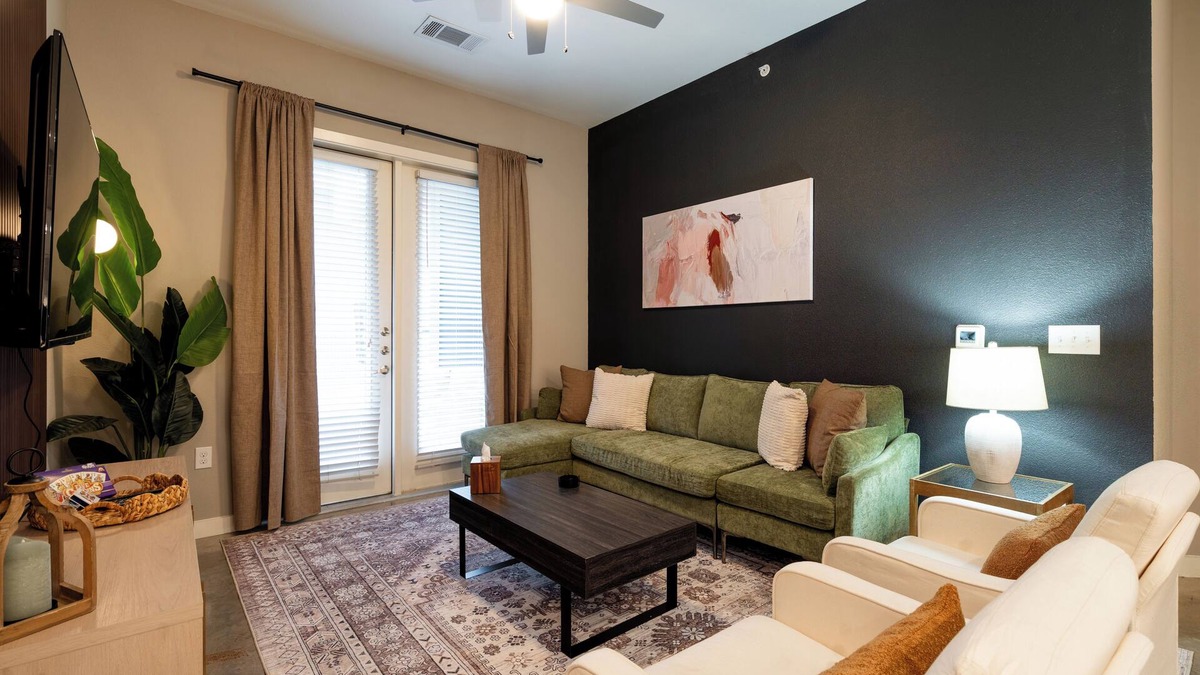 Tobin Hill Apartment | Across from Pearl District, Riverwalk Access, King Bed, Gym, Pool, Free Parking