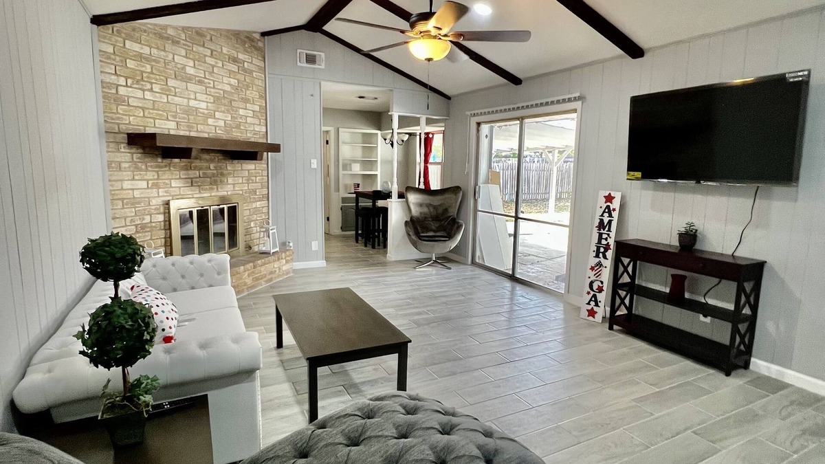 Universal City House | Across-the-Street Charmer: Your Next Home Beckons!