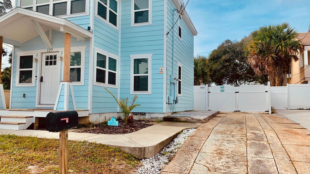 Smith's Memento Apartment | across the street from Ocean Center& walking distanceto BEACH