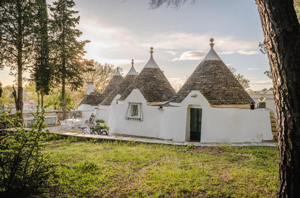 Ostuni Hotel | Ad un passo da Cisternino - Trulli con Camino, Foresta e BBQ