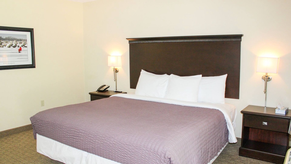 Kelleys Island Hotel | ADA Glacier Suite at Kelley's Island Venture Resort