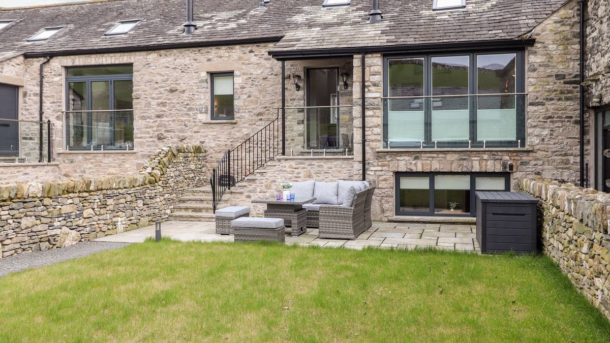 Kendal House | ADA’S HIDEAWAY, pet friendly, with open fire in Sizergh, Cumbria