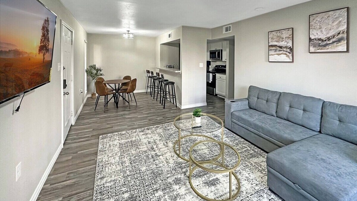 Addison Apartment | Addison, Free park, Wi-Fi, Pool and Gym