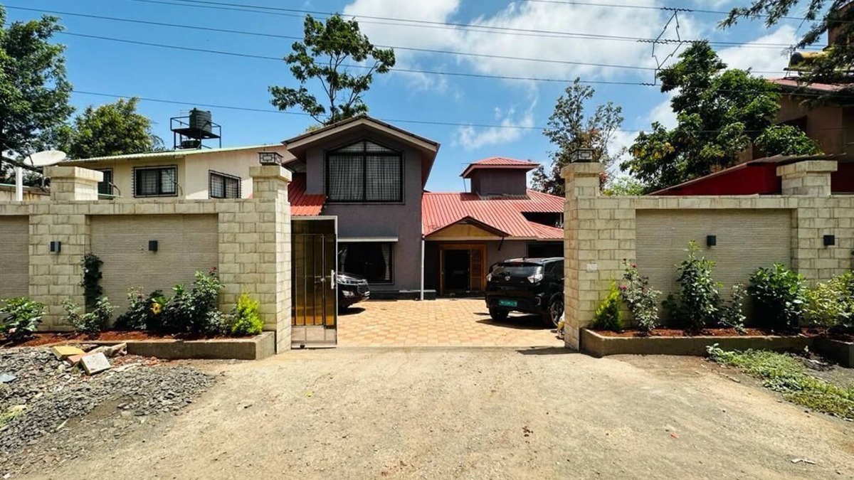 Wai House | Adhiraj Villa is a luxurious villa located in Panchgani-Mahabaleshwar Road.