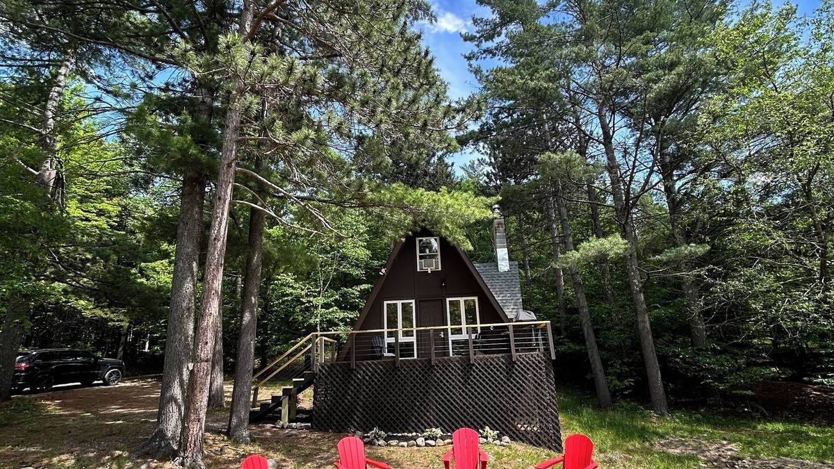 Wilmington Ski Chalet | Adirondack Cozy Chalet Private & 3 Minutes to Whiteface Mountain. Pet Friendly.