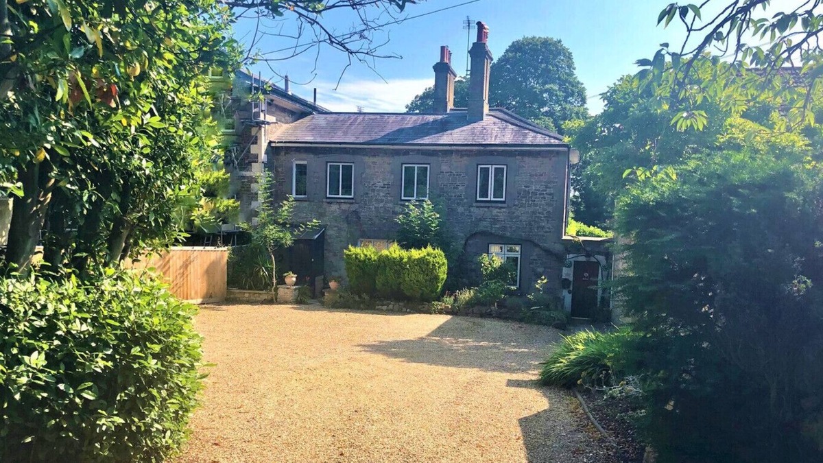 Ryde Apartment | Adjoining stone dog-friendly cottages with garden, parking and games rooms