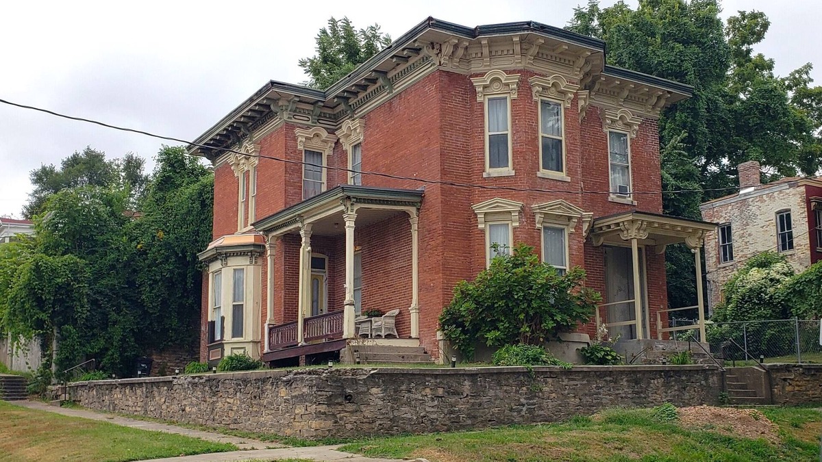 Hannibal House | Admiral Fuqua House - Large downtown Hannibal Home