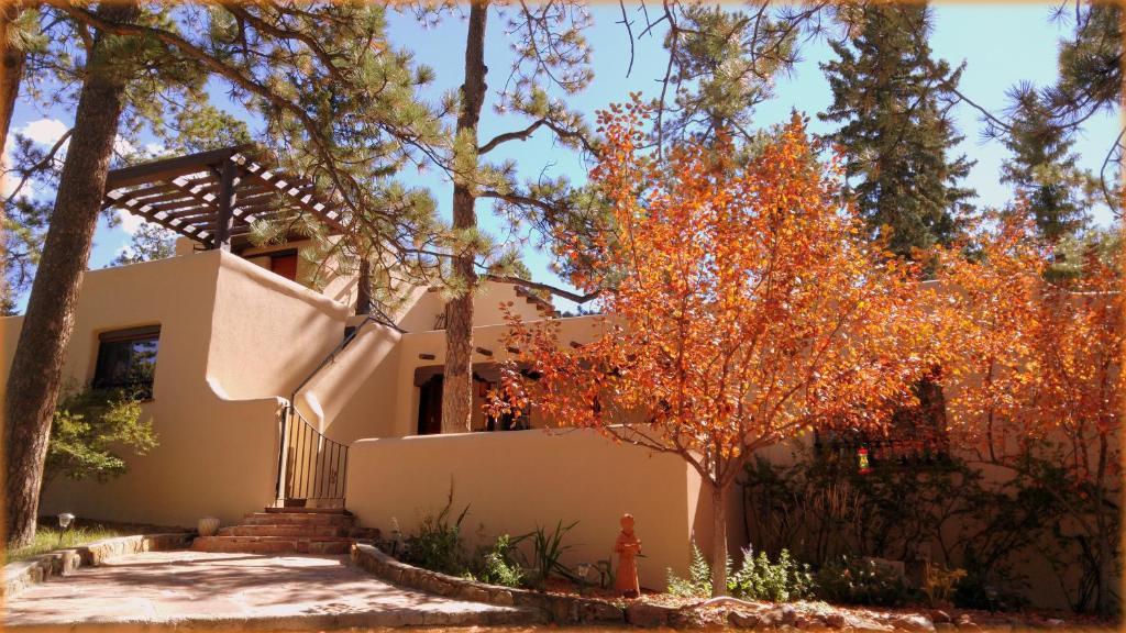 Cascade Hotel | Adobe Inn at Cascade