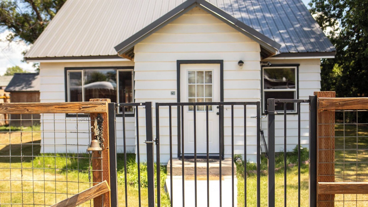 Yellowstone County House | Adorable 1 bed house with AC in charming small-town Custer