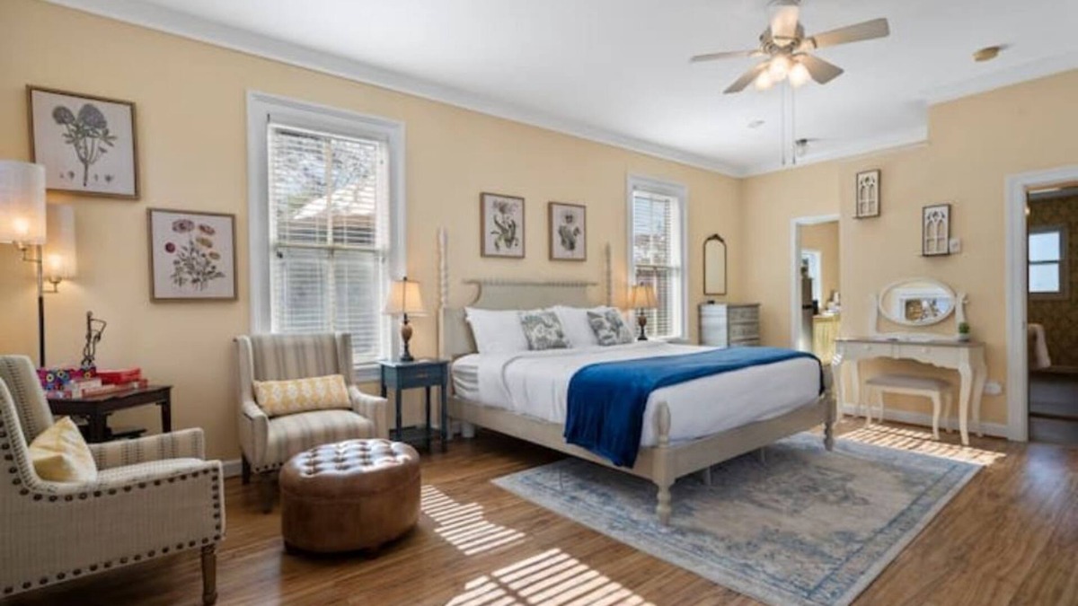 Stanley Cottage | Adorable 1-bedroom Bliss Cottage with King bed.